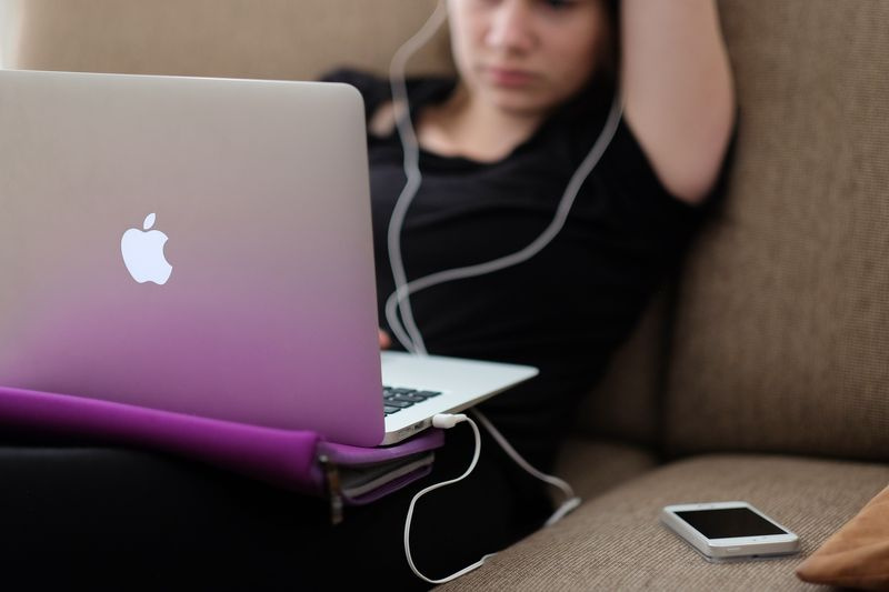 afbeelding van tiener jonge vrouw meisje met behulp van computer en telefoon apple imac