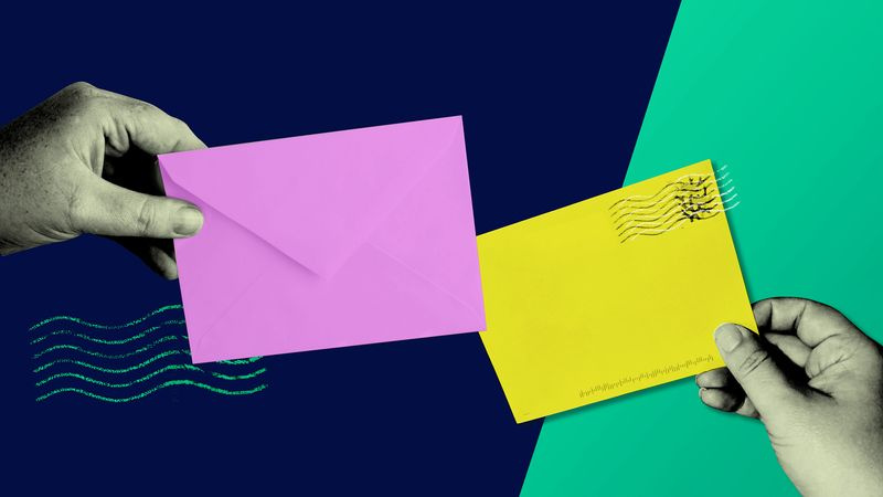 deux mains tenant des enveloppes la gauche est rose la droite est jaune le fond est indigo à gauche et vert à droite