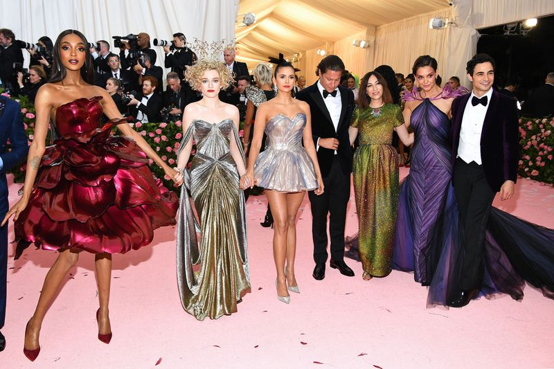 Ein Bild von Schauspielerinnen bei der Met Gala, die 3D-gedruckte Zac-Posen-Designs tragen