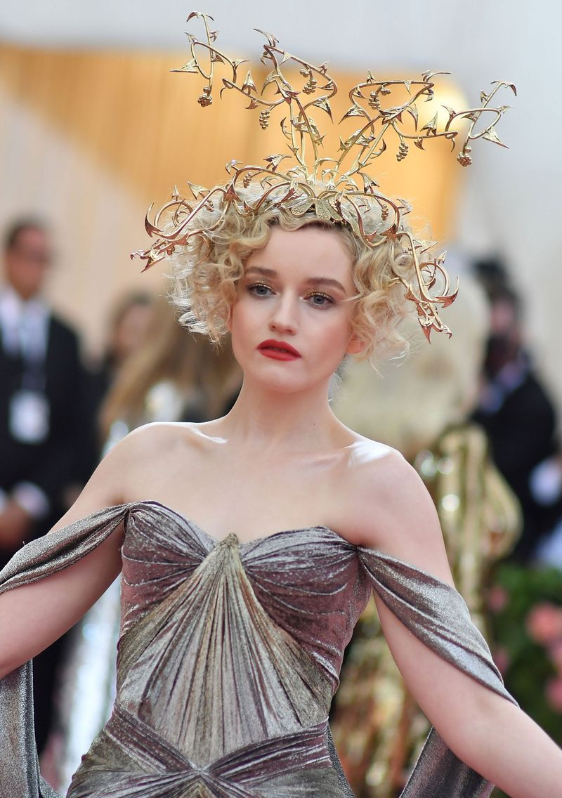Ein Bild von Julia Garner in einem 3D-gedruckten Kopfschmuck