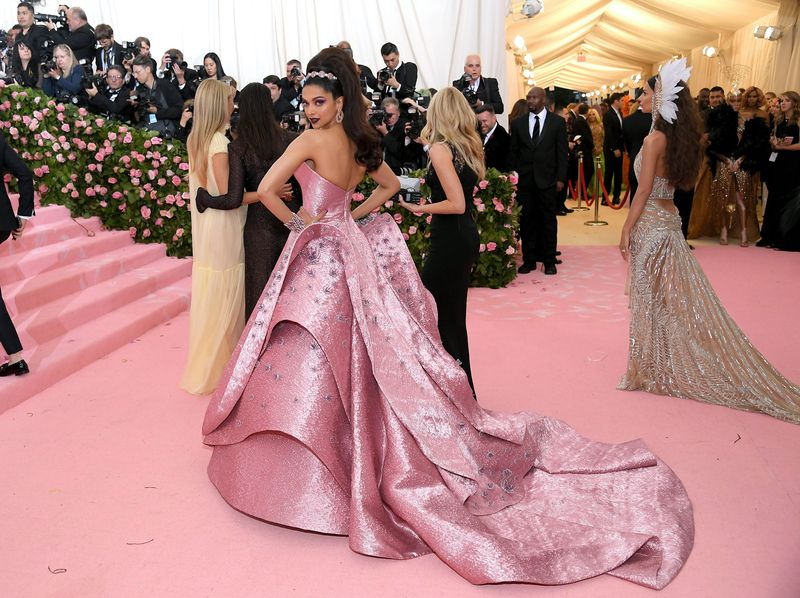 Ein Bild von Deepika Padukone in einem Kleid, das mit 3D-gedruckten Verzierungen verziert ist