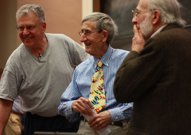 Freeman Dyson (au centre) avec des collègues