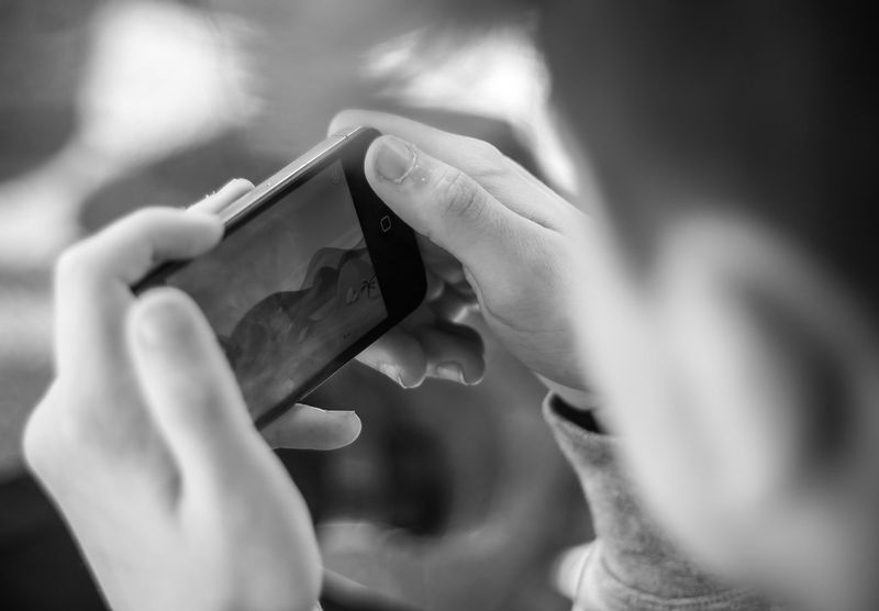 Bild eines Jungen, der ein Videospiel am Telefon spielt Depression Jugendliche Patricia Conrod Montreal Social Media