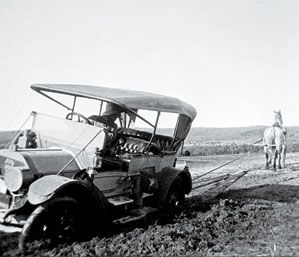 voiture coincée dans le fossé