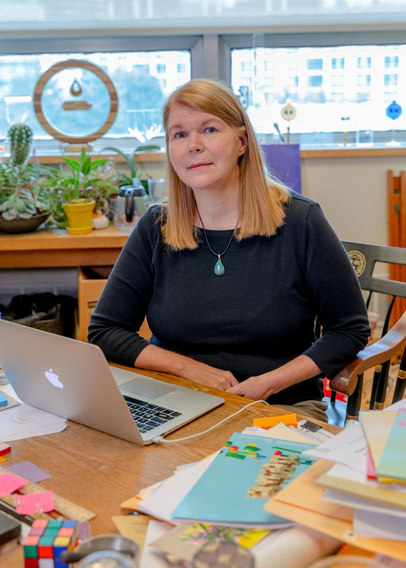 Photo de Janet COnrad dans son bureau