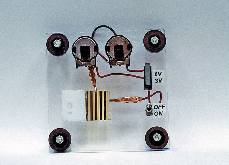 Un dispositif électroluminescent à semi-conducteurs sur un fond blanc