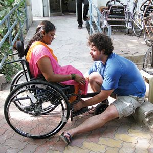 Amos Winter aide un nouvel utilisateur du LFC en Inde