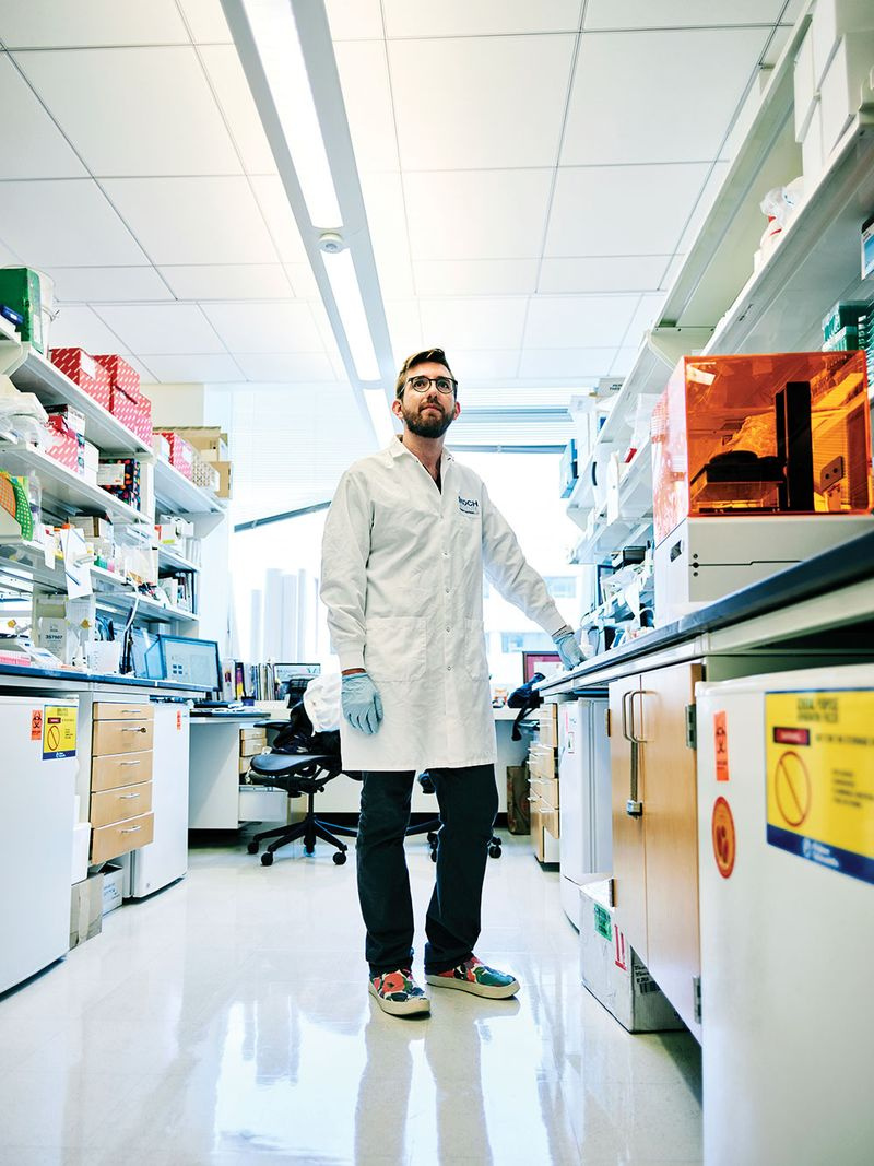 Foto von Colin Buss in einem Wissenschaftslabor