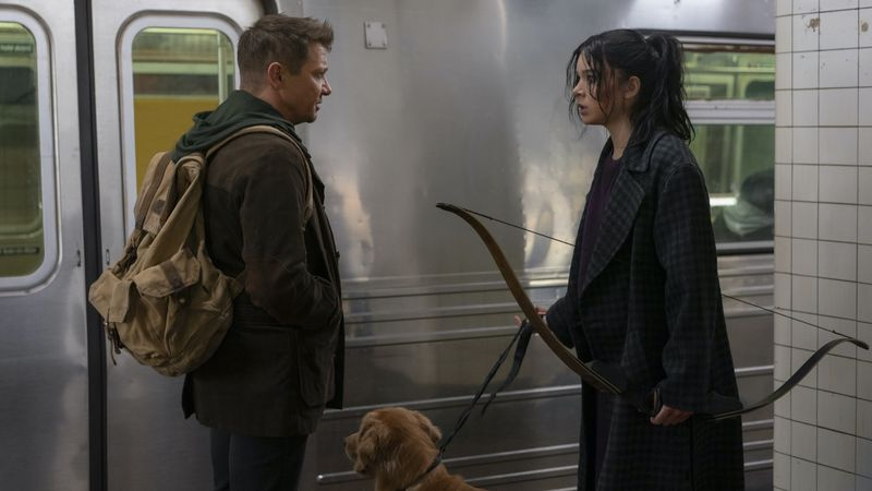 Jeremy Renner ja Hailee Steinfeld elokuvassa Hawkeye