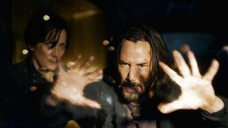 Carrie-Anne Moss en Keanu Reeves in The Matrix 4