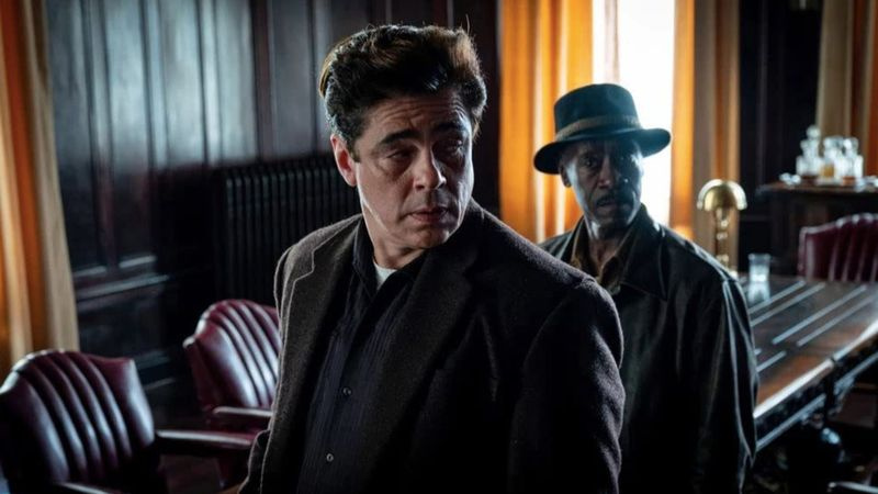 Benicio del Toro ja Don Cheadle elokuvassa No Sudden Move
