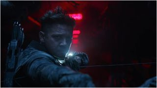 Jeremy Renner Hawkeyena elokuvassa Avengers: Endgame