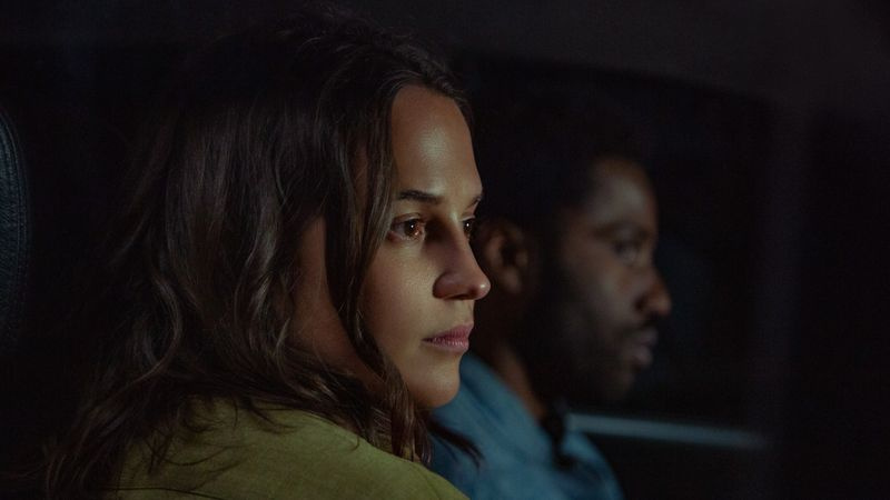 Alicia Vikander i John David Washington w Beckett