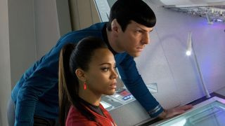 Zoe Saldana ja Zachary Quinto elokuvassa Star Trek: Into Darkness