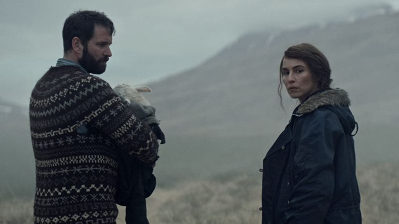 Noomi Rapace ja Hilmir Snær Guðson elokuvassa Lamb