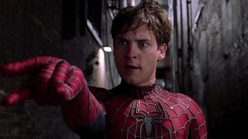 Tobey Maguire spara ragnatele in Spider-Man
