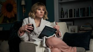 Kristen Bell elokuvassa The Woman in the House Across the Street from the Girl in the Window