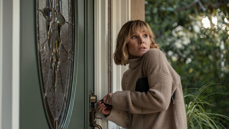 Kristen Bell elokuvassa The Woman in the House Across the Street from the Girl in the Window