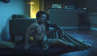 Bucky Barnes (Sebastian Stan) śpi na podłodze w premierze Sokoła i zimowego żołnierza.
