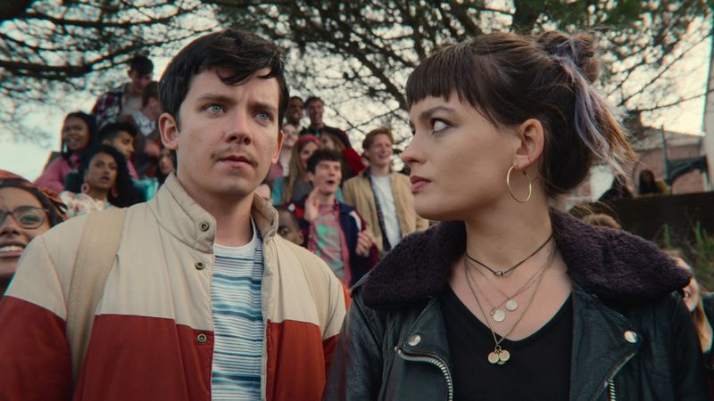 Asa Butterfield en Emma Mackey in seksuele voorlichting