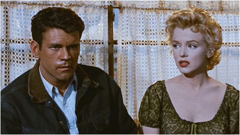 Marilyn Monroe en Don Murray in bushalte (1956)