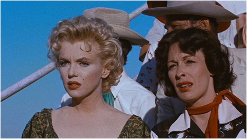 Marilyn Monroe en Eileen Heckart in bushalte (1956)