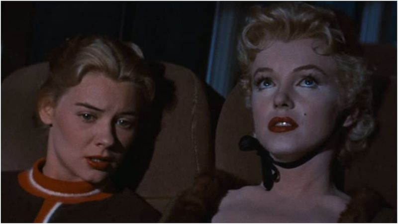 Marilyn Monroe en Hope Lange in bushalte (1956)