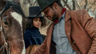 Jonathan Majors e Zazie Beetz in The Harder They Fall