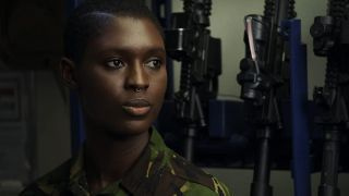 Jodie Turner-Smith elokuvassa Viimeinen laiva