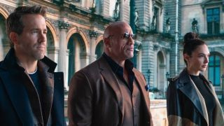 Ryan Reynolds, Dwayne Johnson e Gal Gadot in Red Notice