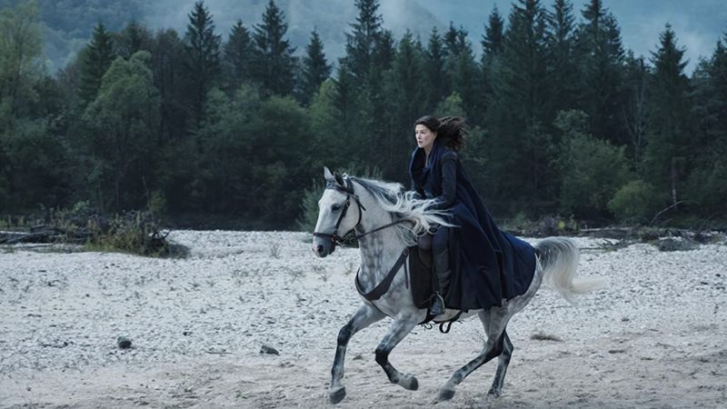 Rosamund Pike elokuvassa Ajan pyörä