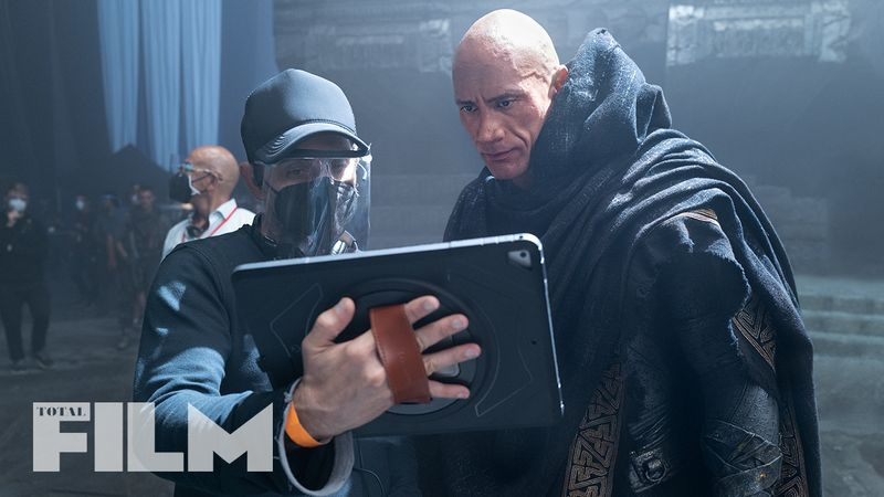 Dwayne Johnson op set van Black Adam met Jaume Collet-Serra