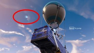 Fortnite-komeetta aivan taistelubussin vieressä.