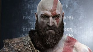 En fotoillustration som visar Kratos framför ett runmeddelande.