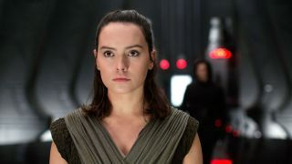 Daisy Ridley als Rey voor een onscherpe Kylo Ren in Star Wars: The Last Jedi