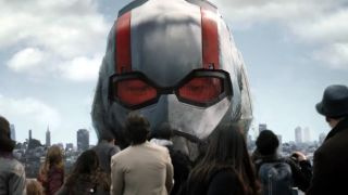 Ant-Man kohoaa San Franciscon turistien yllä.