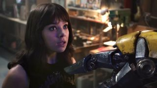Charlie en Bumblebee, die allebei schitteren in de Bumblebee-scènes na de aftiteling