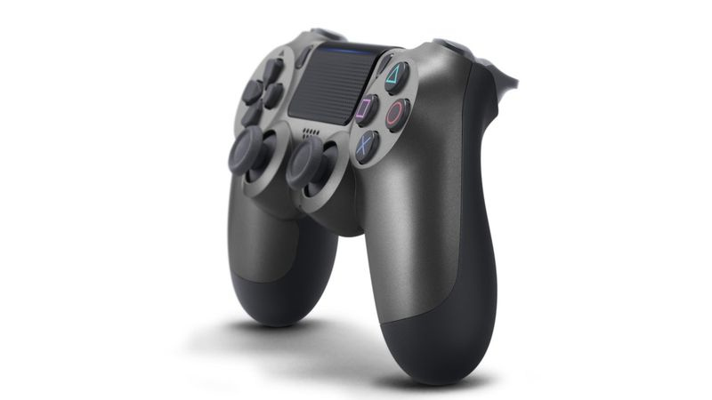 Een zijaanzicht van de nieuwe Steel Black PS4-controller.