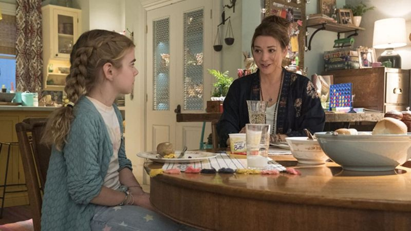 Matilda Lawler en Alyson Hannigan in Flora & Ulysses