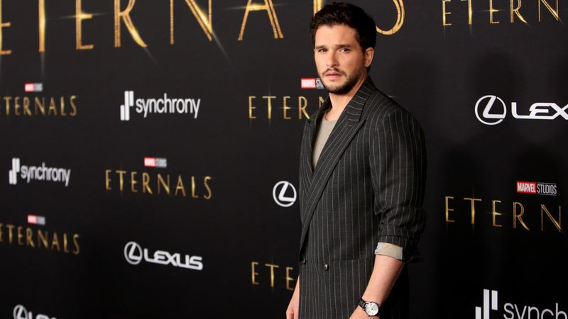 kuva Kit Haringtonista Eternalsin ensiesittelyssä