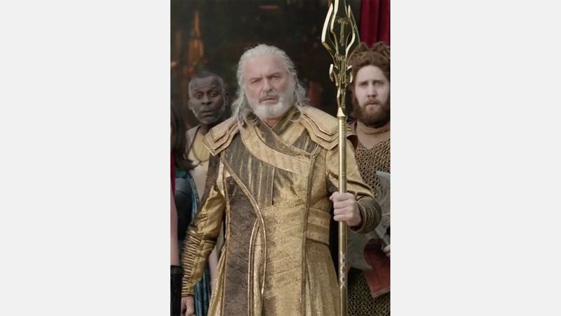 immagine di Sam Neill come falso Odino in Thor: Ragnarok