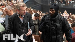 Christopher Nolan en John David Washington op de set van Tenet.