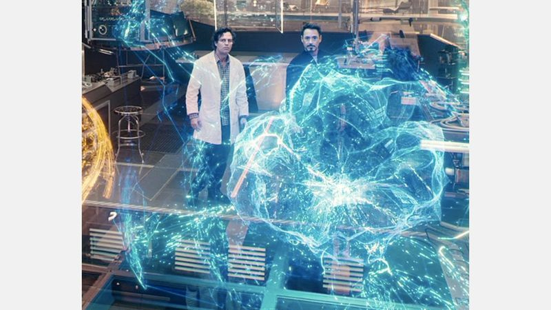 Tony Stark och Bruce Banner upptäcker en A.I. i Mind Stone i Avengers: Age of Ultron