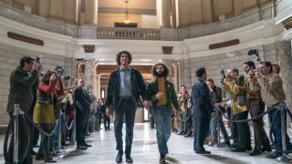 Sacha Baron Cohen en Jeremy Strong in The Trial of the Chicago 7