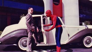 Stan Lee på et iscenesat billede uden for Marvel Productions