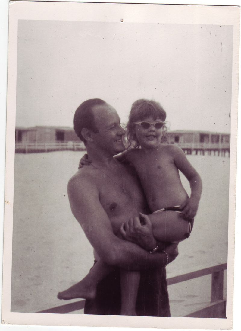 Stan og J.C. Lee på stranden, ca