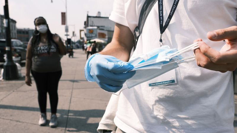 Test and Trace Corps parcourt les rues de Brooklyn en distribuant des masques