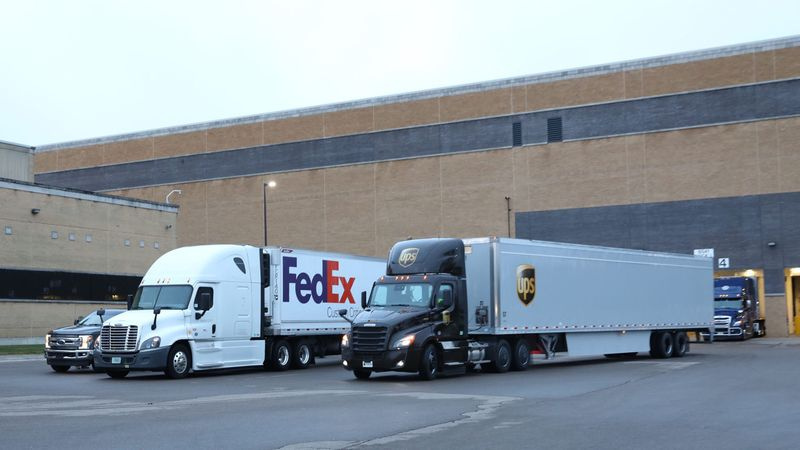 Les camions FedEx et UPS partent de Pfizer.