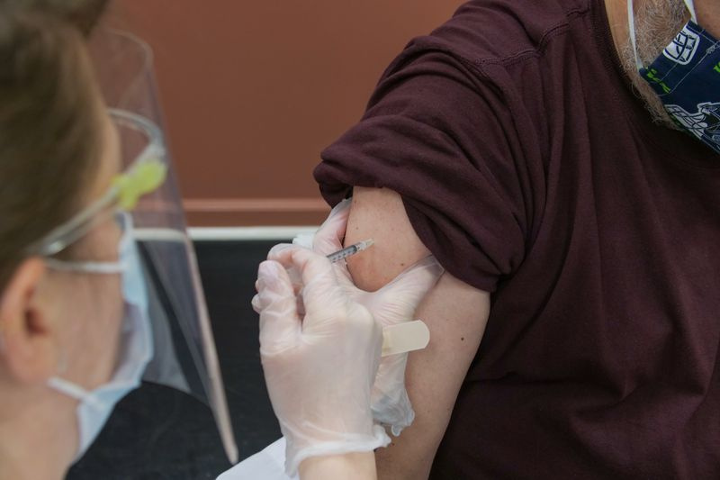 Le patient reçoit une injection de vaccin Covid-19.