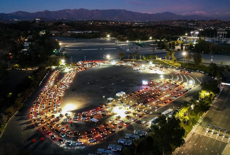 vozidla v řadě na testovacím místě Dodger Stadium